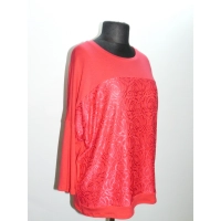 Elegancka bluzka zdobiona kwiatową koronką - czerwona